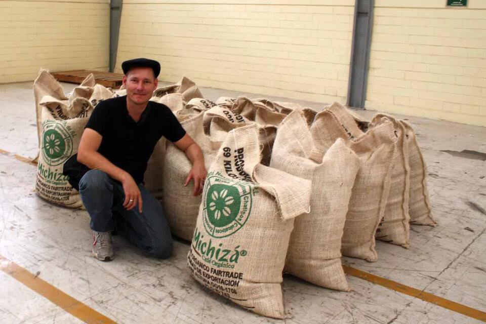 Nils Barmeyer, der die Unosjo, S.C. als Fachkraft des EED vor Ort unterstützt, mit unserem Kaffee.
