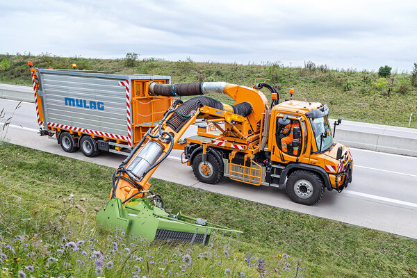Der schonende Grünpflegekopf „ECO1200 plus“ samt Ladewagen im Einsatz. Foto: Mulag Fahrzeugwerk